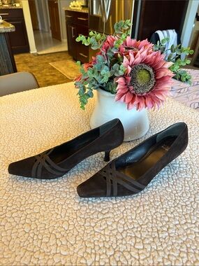 Stuart Weitzman Dark Brown Suede Pointed Kitten Heel Pumps Sz 8